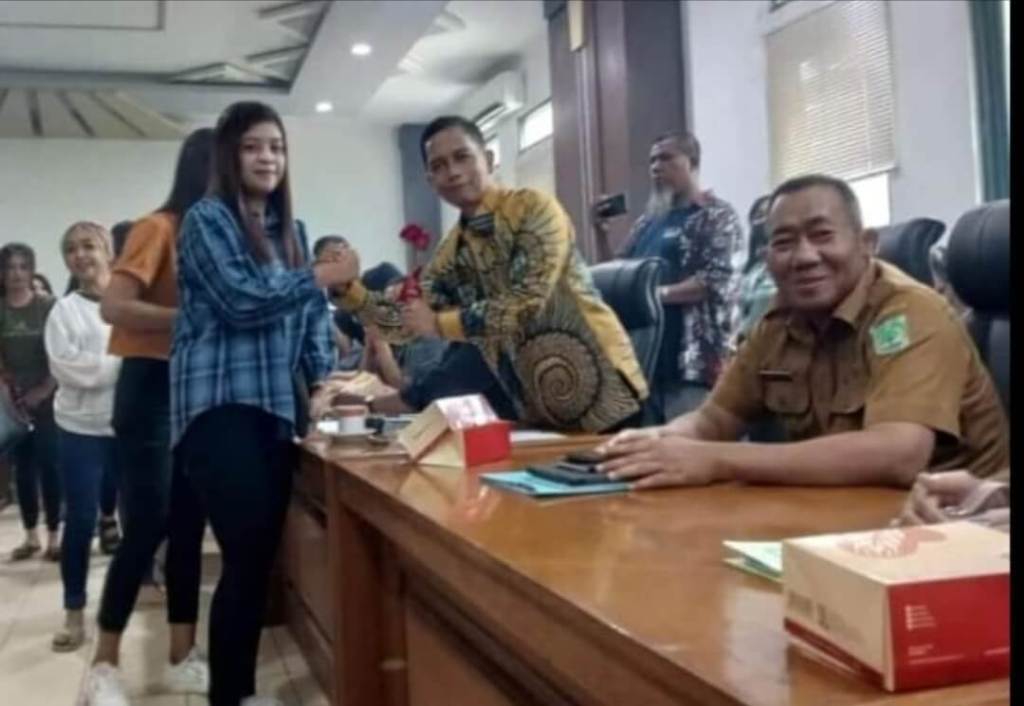 Ratusan Pekerja Warkop Karaoke Di Wilayah Kabupaten Pasuruan Menyampaikan Aspirasinya Ke Kantor&nbsp;Dewan