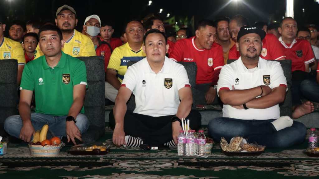 Kapolres Gresik Bersama Bupati Gresik dan Ribuan Warga Nobar Timnas Indonesia di halaman Kantor Bupati&nbsp;Gresik