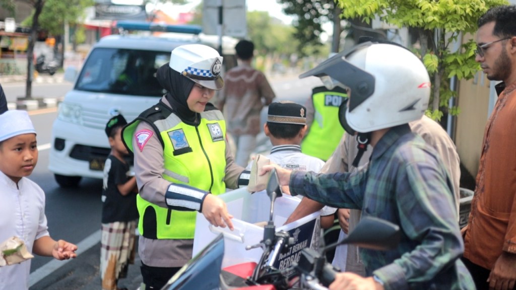 Satlantas Polres Gresik Bagikan Makanan kepada Jamaah Setelah Sholat Jumat di&nbsp;Masjid