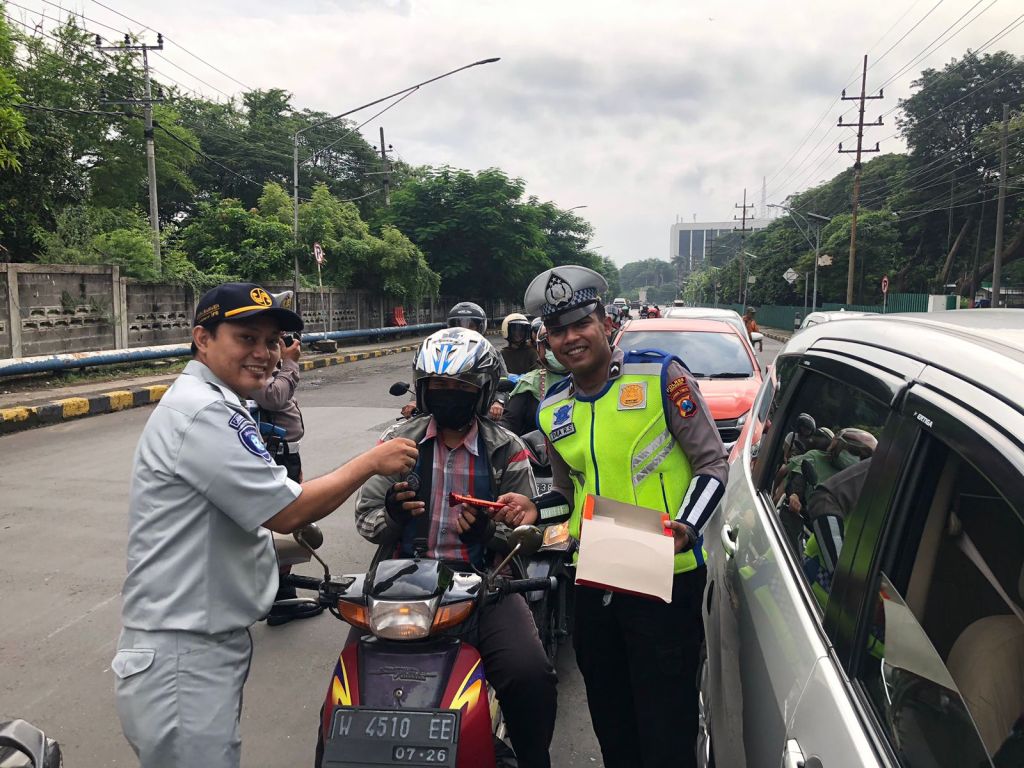 Satlantas Polres Gresik Bagikan Coklat Gelar Kampanye Simpatik Keselamatan di Jalan&nbsp;Raya