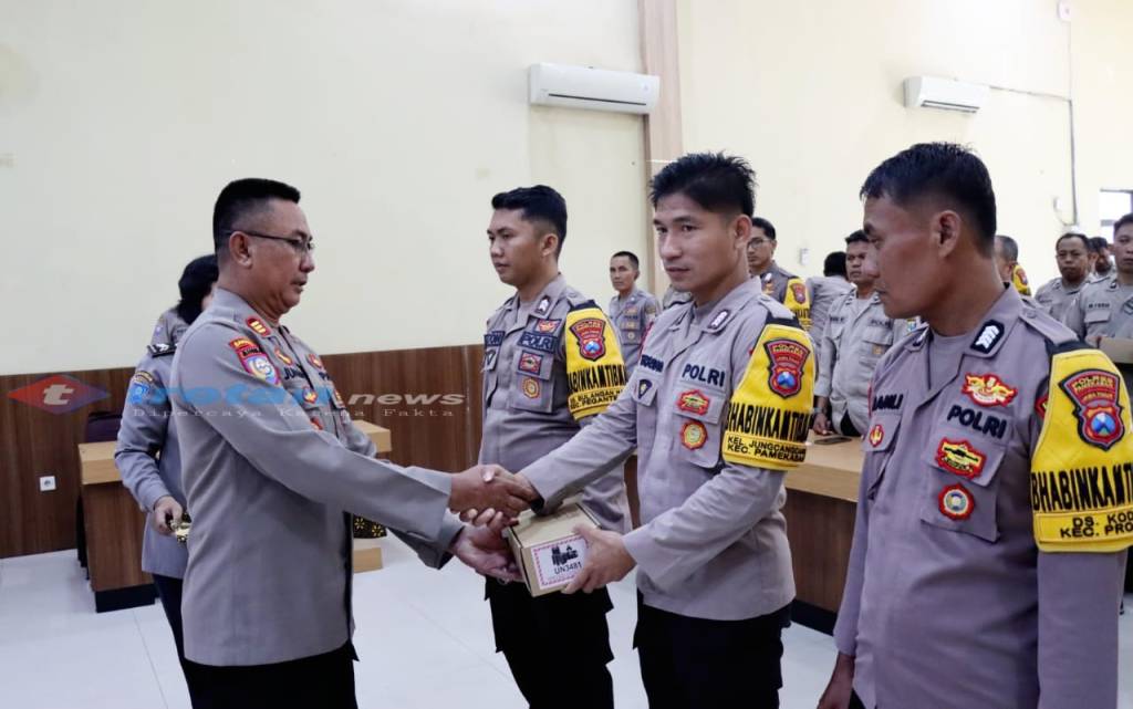 Tingkatkan Kualitas Pelayanan dan Penegakan Hukum, Polres Pamekasan Berikan Unit HP Motorola LEX 11 Kepada&nbsp;Bhabinkamtibmas