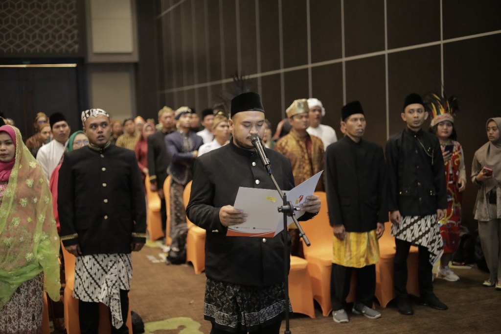 Bawaslu Lantik 54 Panwascam, Baju Adat Jadi Simbol Politik&nbsp;Berbudaya