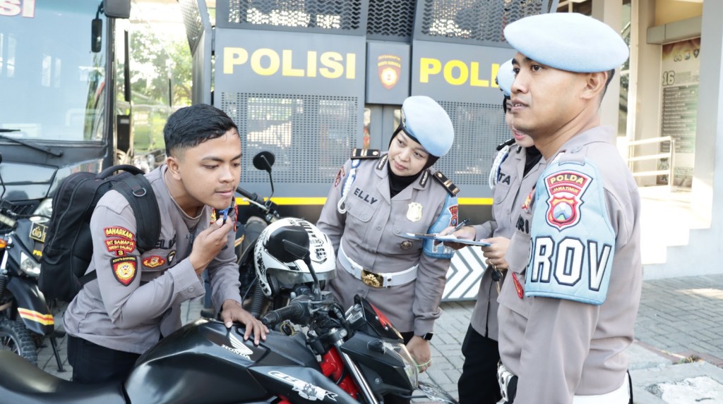 Personel Polres Gresik Upaya Pencegahan Penyalahgunaan Narkoba , Lakukan Test Urine Dari Propam Polda Jatim 