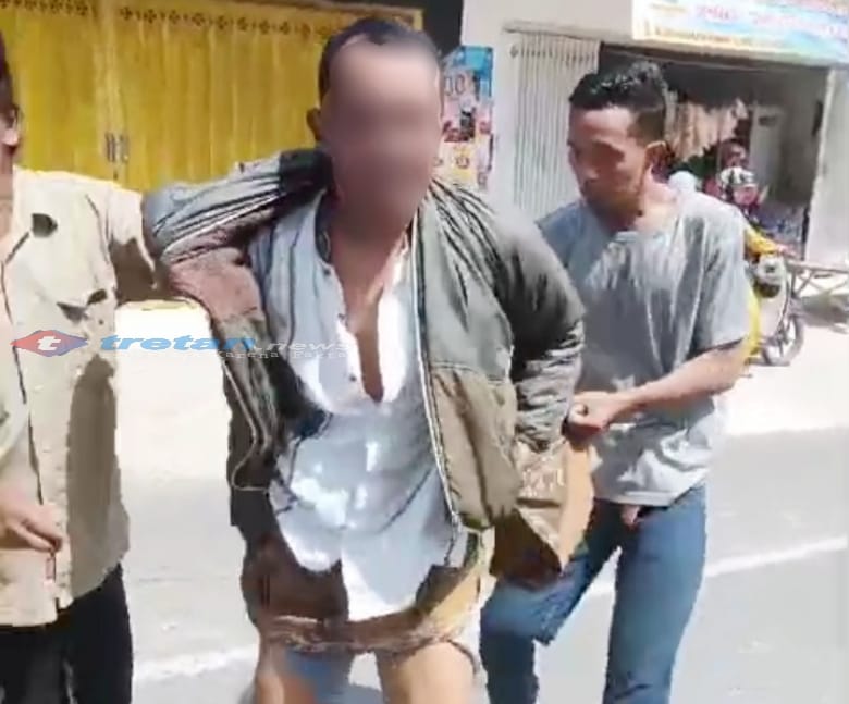 Ketahuan Ibu-ibu Saat Curi Motor Jemaah Solat Jum’at di Masjid Al-Jufri Pamekasan, Satu dari Dua Pelaku Diamuk&nbsp;Massa