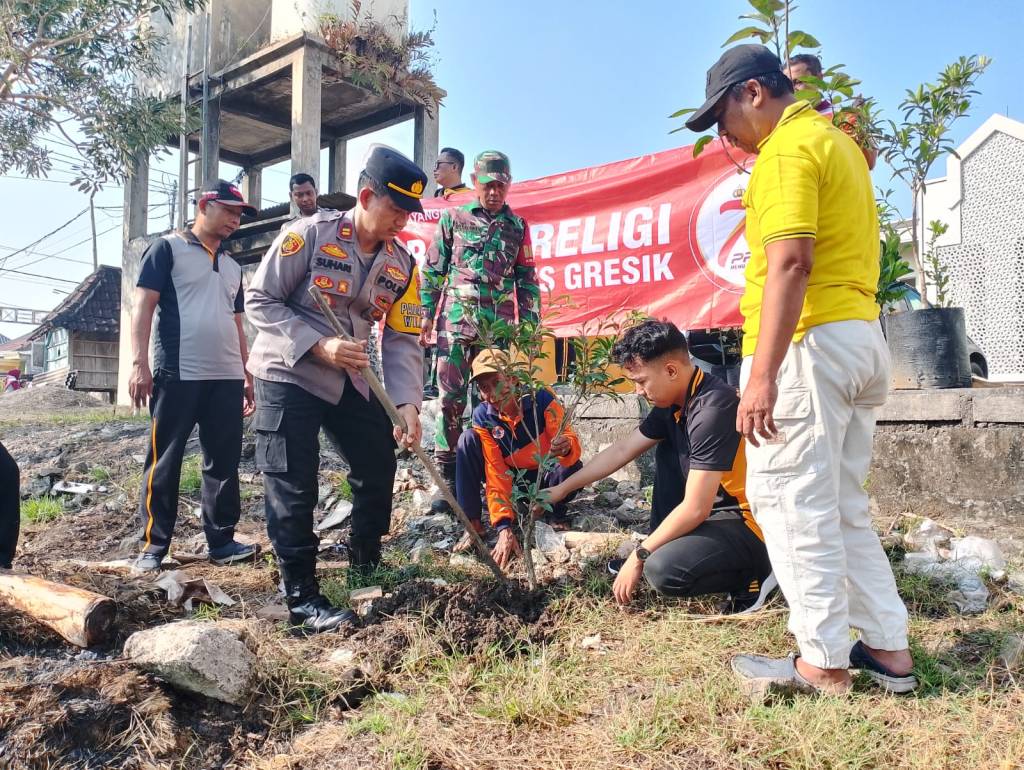 Polsek Kedamean Gelar Bakti Religi dan Tanam Pohon di Masjid Husnul&nbsp;Khotimah
