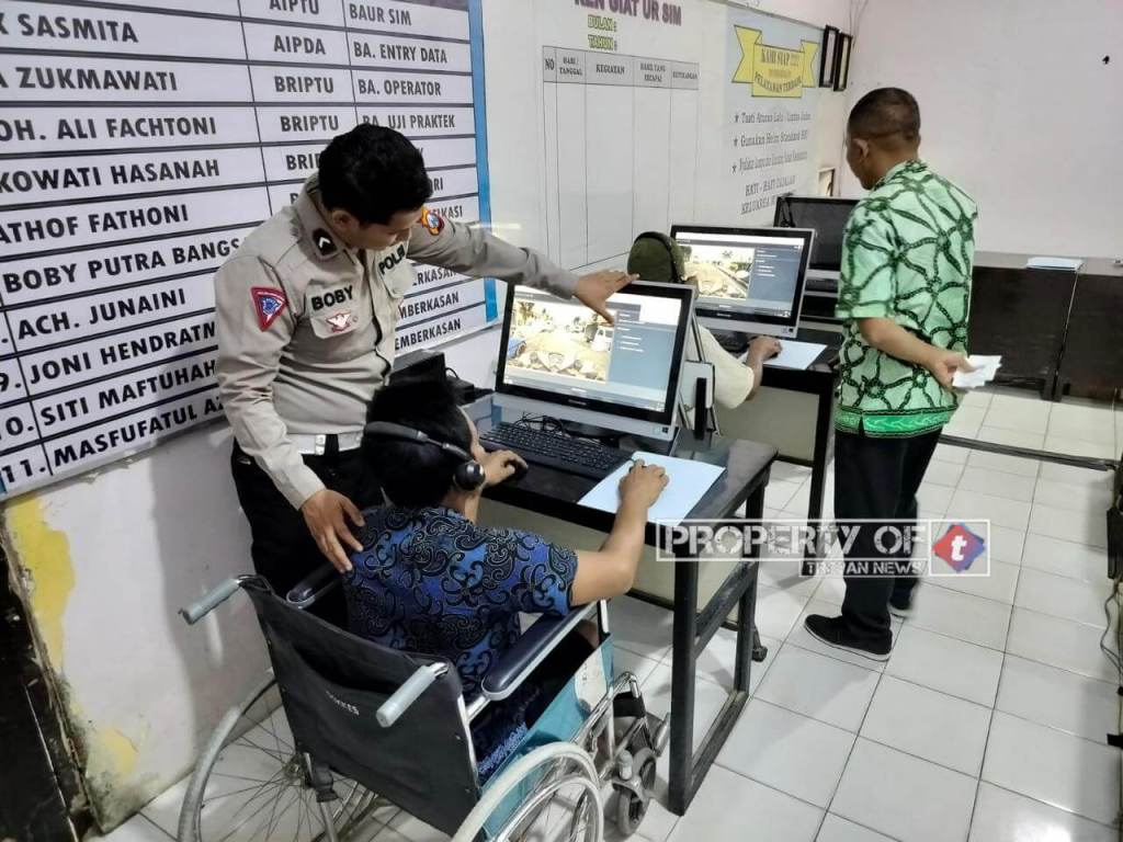 HUT Bhayangkara ke-78 Polres Sampang Berikan Pelayanan Khusus Pengurusan SIM bagi Penyandang&nbsp;Disabilitas