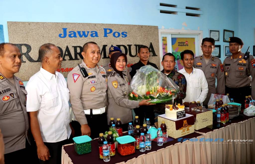 Wujud Sinergi: Polres Pamekasan Meriahkan Perayaan HUT Radar Madura ke-25 dengan Kejutan&nbsp;Spesial!