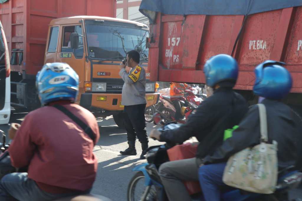 Kapolres Gresik AKBP Arief Kurniawan langsung Bantu Mengurai Kemacetan di Jalan Raya&nbsp;Manyar