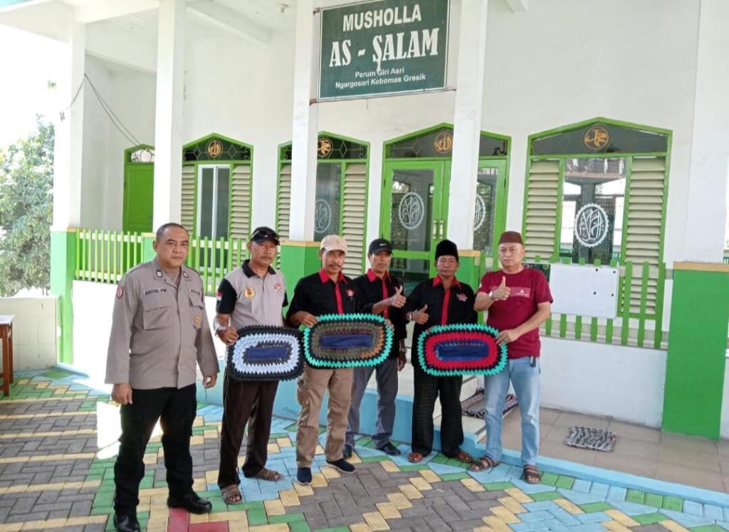 Tebarkan Kebaikan, Madas Kortem Gresik Membagikan Keset Lantai di Masjid dan Musholla