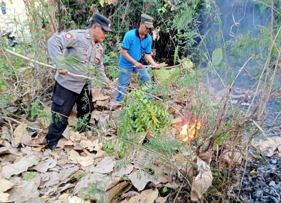 Tim Gabungan Padamkan Kebakaran di Kaki Gunung Kukusan&nbsp;Situbondo