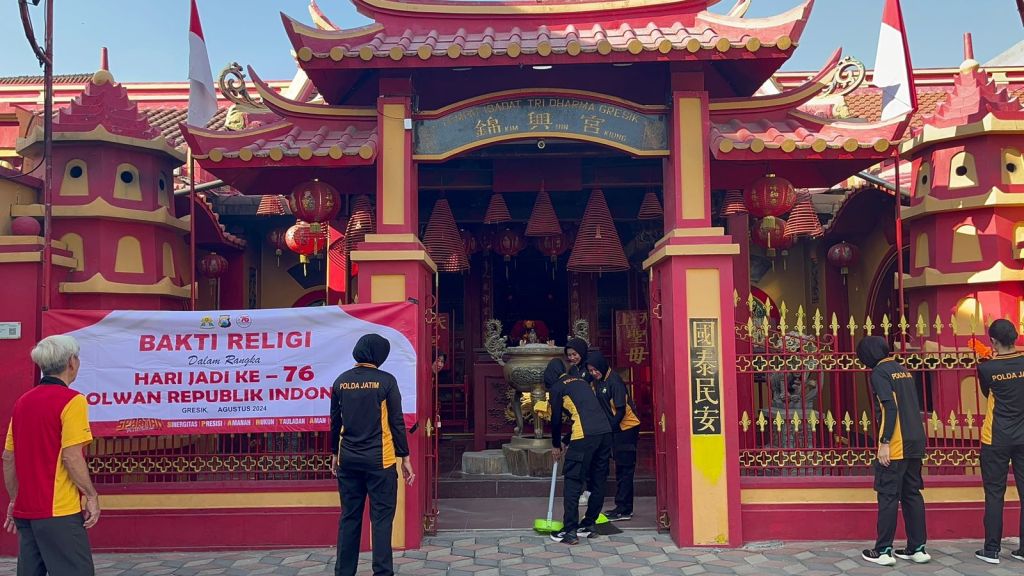 Religi Polwan Polres Gresik Bersih-bersih Kelenteng, Bakti Toleransi dalam Peringatan Hari Jadi