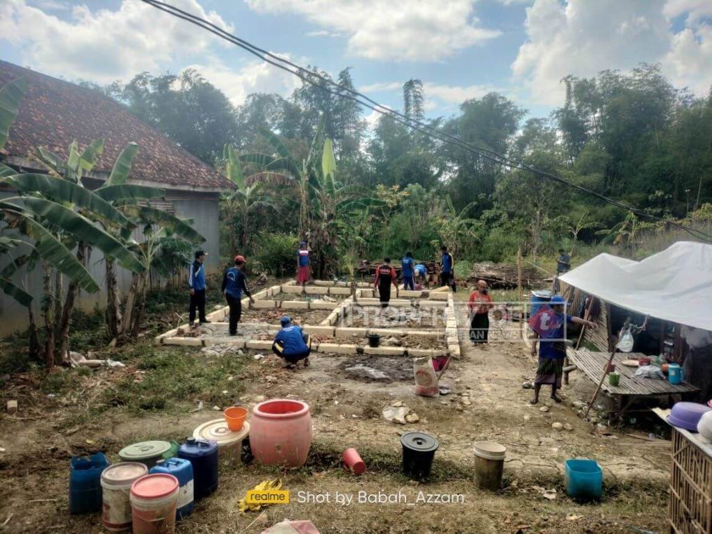 Bantuan Rumah Layak untuk Ibu Mugimah di Sampang, Tahap Pemasangan Pondasi&nbsp;Rumah