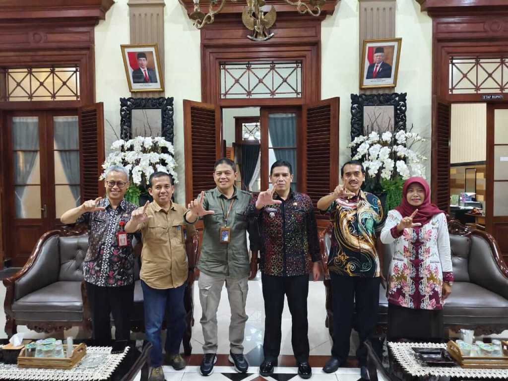 Terima Kunjungan Misbakhul Munir ADM Perhutani Bondowoso, Bupati Titip Masyarakat Sekitar&nbsp;Hutan.