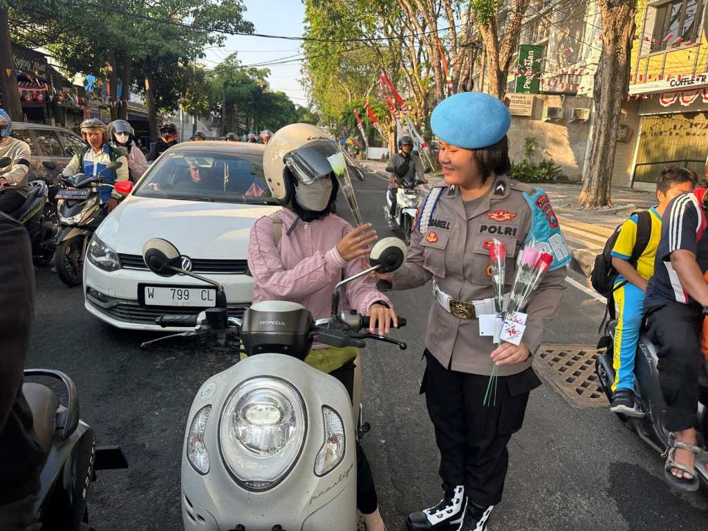 Srikandi Bhayangkara Polres Gresik Maniskan Pagi dengan Senyuman dan&nbsp;Cokelat