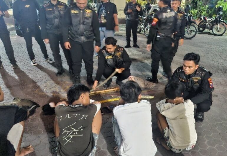 Tim Respon Cepat Polrestabes Surabaya Tangkap Lima Remaja Terduga Gengster di Pasar&nbsp;Kembang