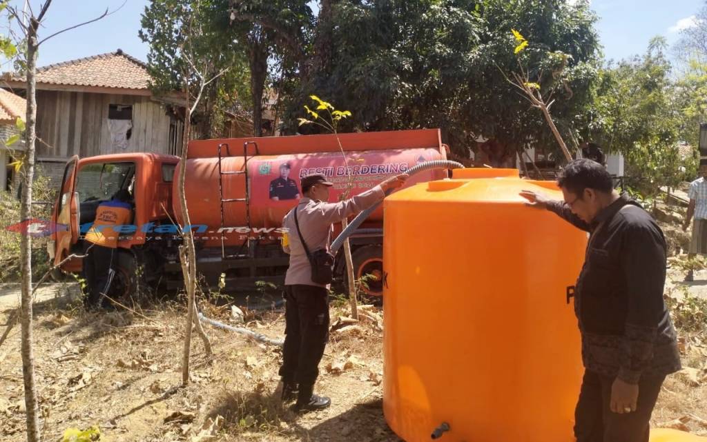 Sinergi Polres Pamekasan dan BPBD, Kembali Salurkan Air Bersih untuk Warga Terdampak&nbsp;Kekeringan