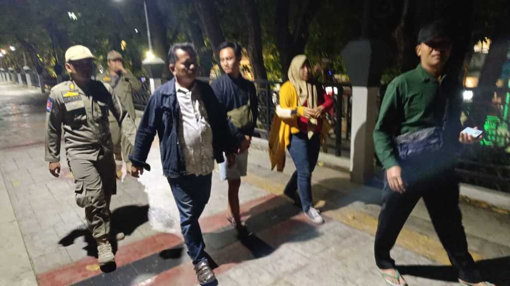Satpol PP Gresik Gencarkan Operasi Malam, 7 Pasangan Remaja Terjaring Razia di Alun-alun&nbsp;Gresik