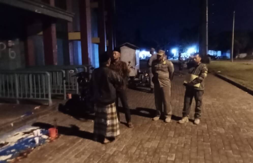 Patroli Rutin Satpol PP Bangkalan Sasar Warung di Sekitar SGB, Tindak Tegas Pelanggar&nbsp;Ketertiban